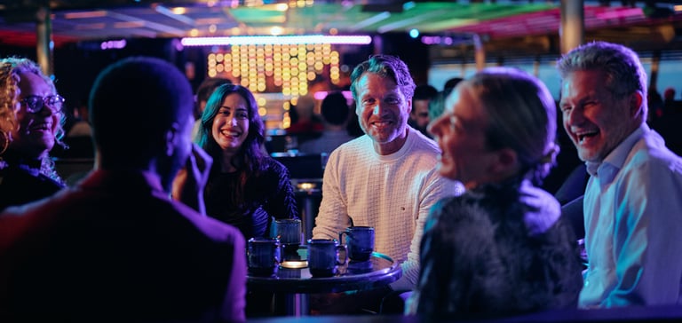 Folk rundt et bord på Club Liva