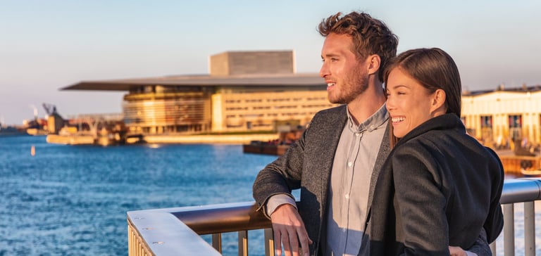 Par med Operaen i København i bakgrunnen