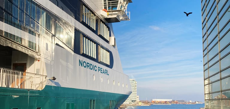 Nordic Pearl foran til høyre
