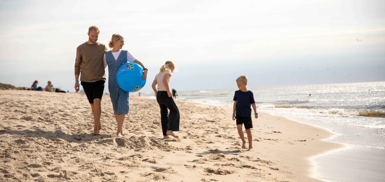 Familie på stranden ved Nordsjøen