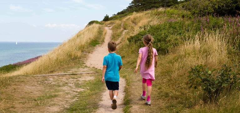 Gutt og jente på tur på vestjylland