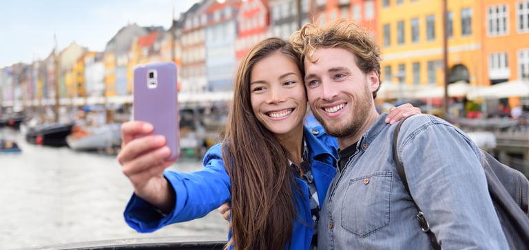 To mennesker som tar selfie forann Nyhavn