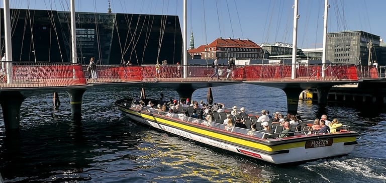 kanalbåt kjører under bro