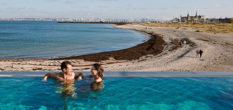 Et par slapper av i et basseng på Marienlyst Strandhotel