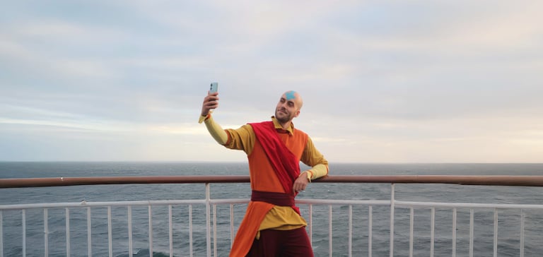En mann på Cosplay Cruise