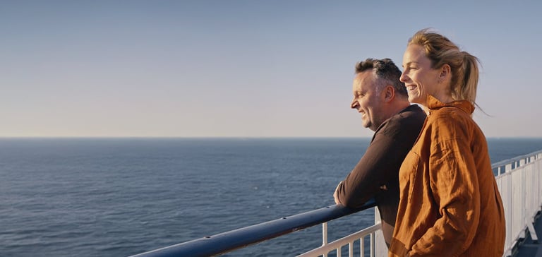 mann og dame ut på dekk på et skip