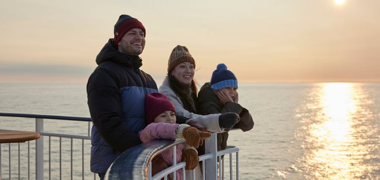Familie ute på dekk om vinteren