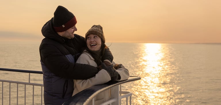 par ute på dekk i solnedgang