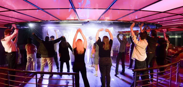 Mennesker blir underholdt