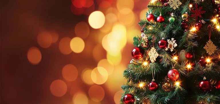 Pyntet juletre med ornamenter og lys.