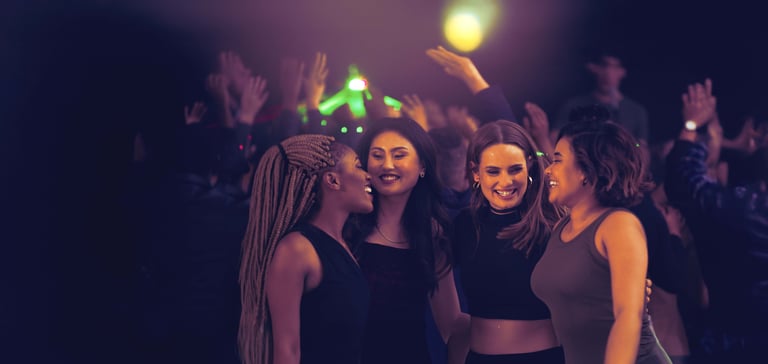 Fire jenter på dansegulvet