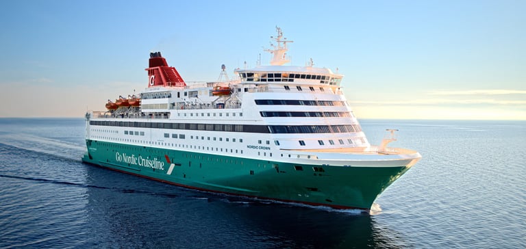 Ferge som seiler på havet.