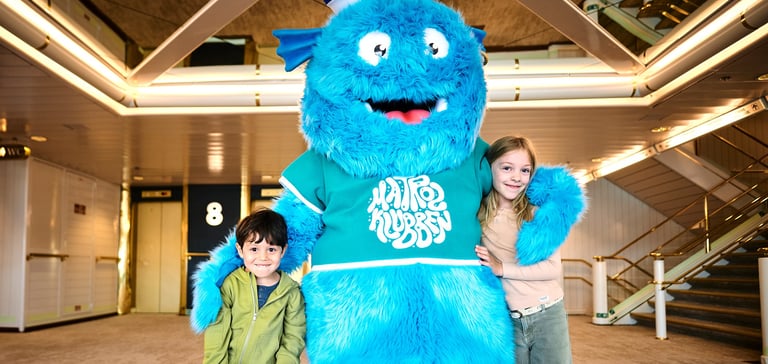 Maskot med to barn.