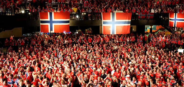 Tribune med norske fotballsupportere og norske flagg