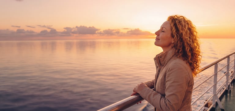 Ai bilde av dame på dekk i en rosa og oransj solnedgang