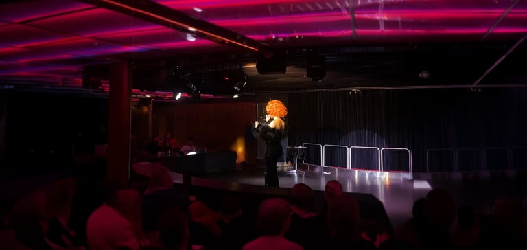 Utøver med krøllete parykk på scenen.