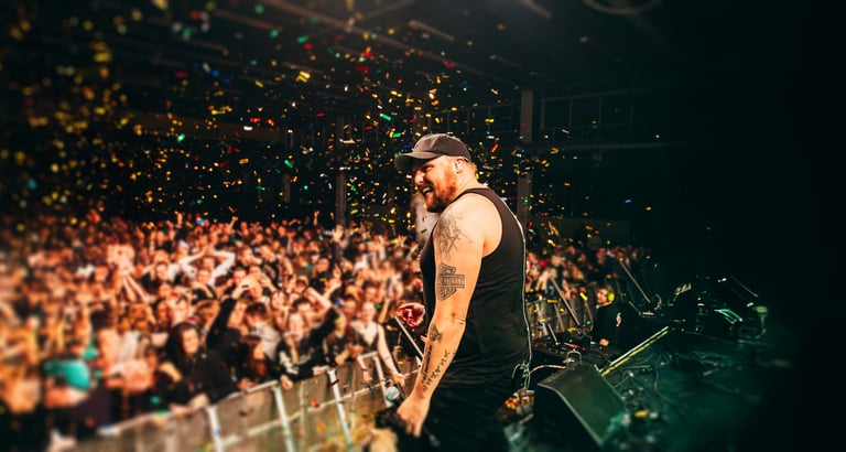 Staysman ser ut over publikum fra scenen