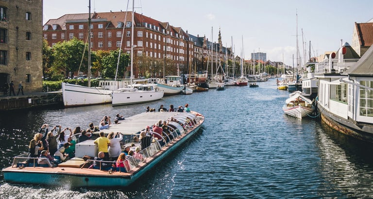 Kanalbåt på Christianhavns kanal - photocredi kristijan arsov