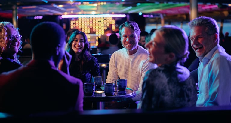 Folk rundt et bord på Club Liva