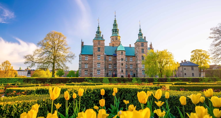 Rosenborg slott omgitt av en hage med gule tulipaner i København
