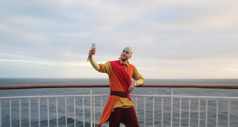 En mann på Cosplay Cruise