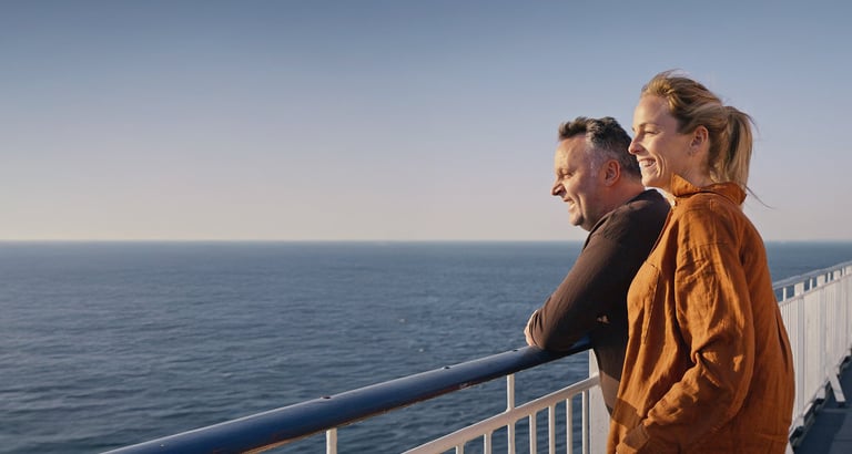 mann og dame ut på dekk på et skip