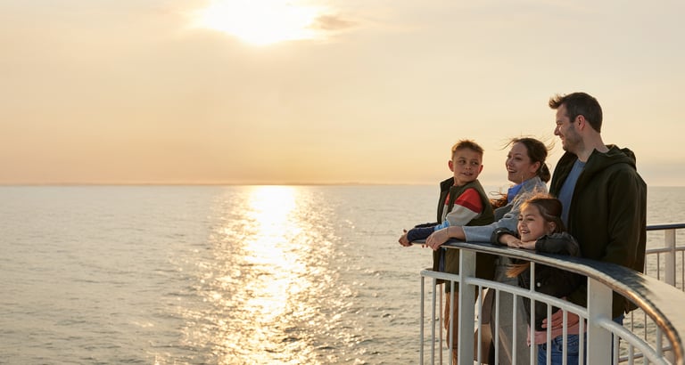 Familie i solnedgang på dekk.