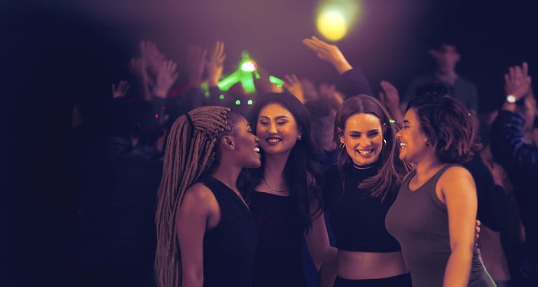 Fire jenter på dansegulvet