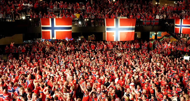 Tribune med norske fotballsupportere og norske flagg