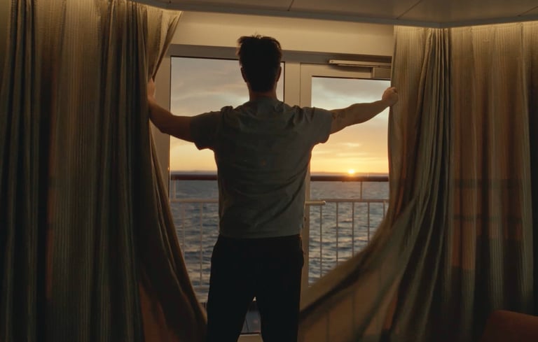 Mann som trekker fra gardinene i en lugar