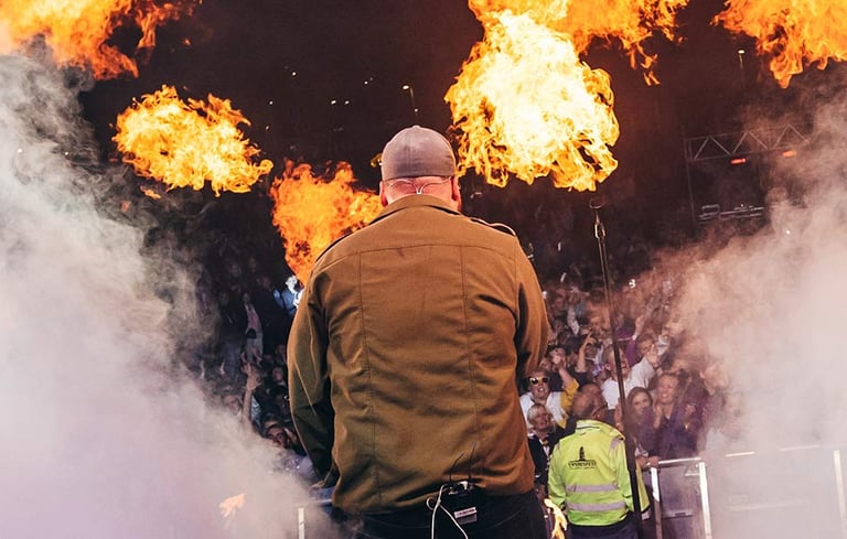 Staysman på scene med Pyro