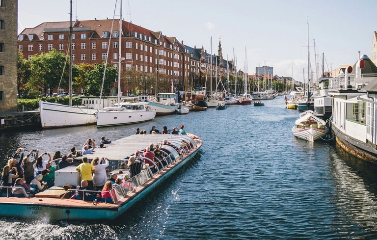 Kanalbåt på Christianhavns kanal - photocredi kristijan arsov