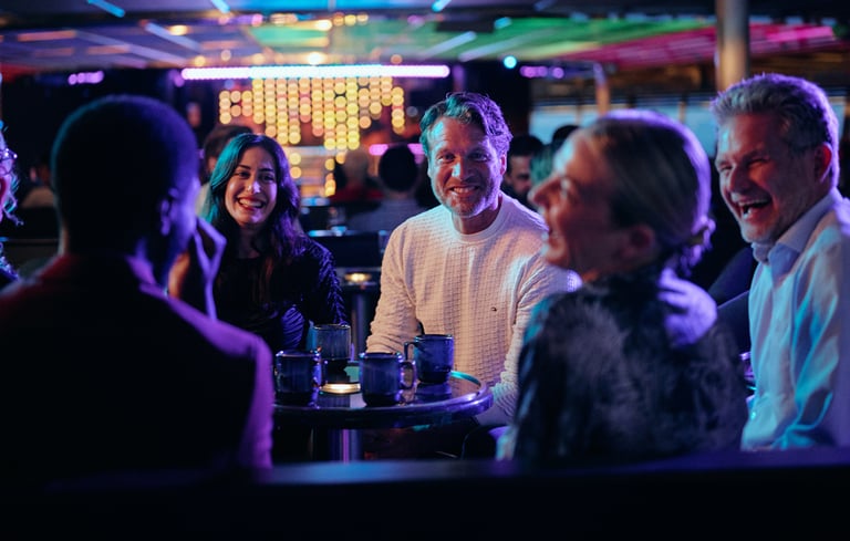 Folk rundt et bord på Club Liva