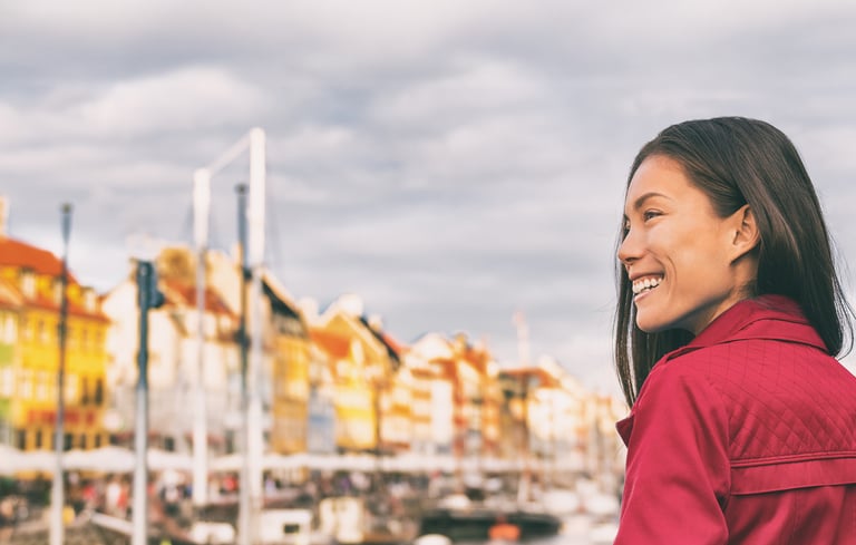 Dame ser utover Nyhavn