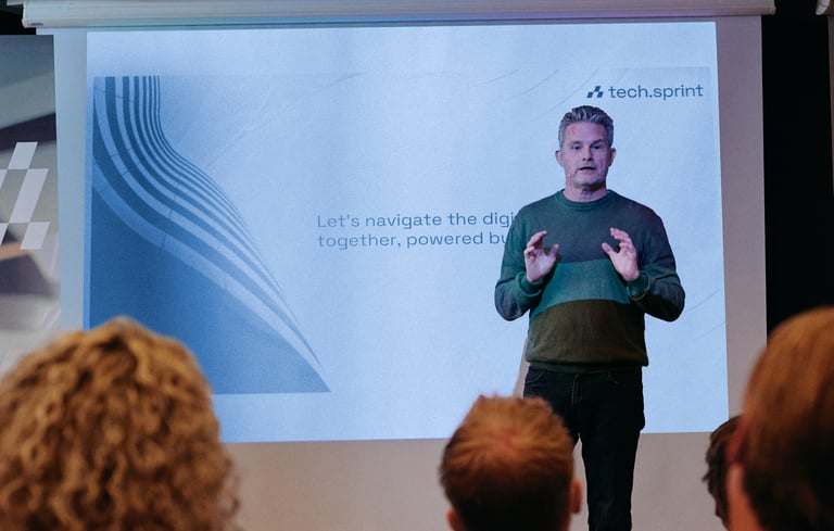 Person som holder en presentasjon foran en projektorskjerm.