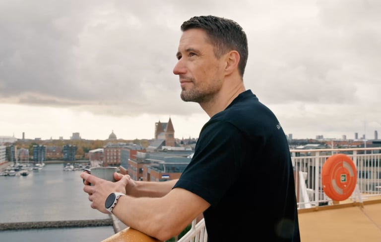 Mann ser på utsikt fra dekk