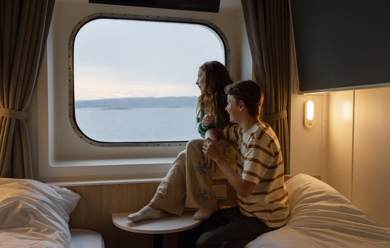 Barn sitter i vinduet på lugaren