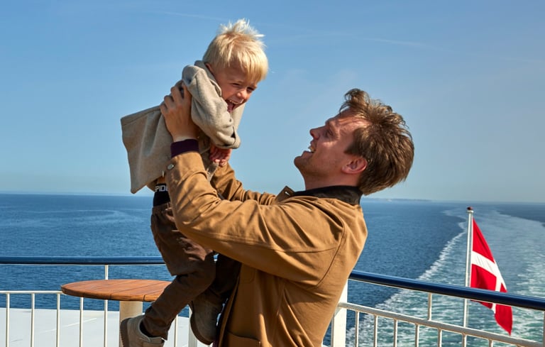 Far og sønn  ute på dekk
