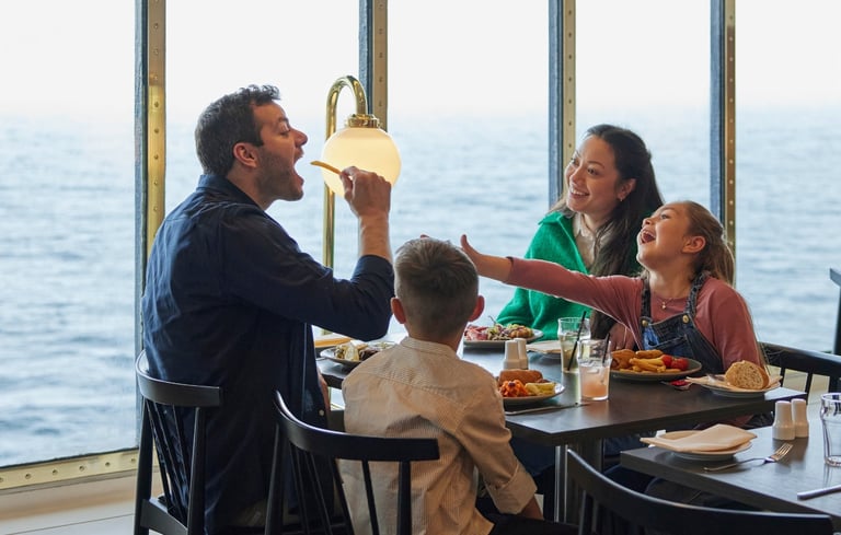 Familie spiser middag