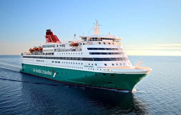 Ferge som seiler på havet.