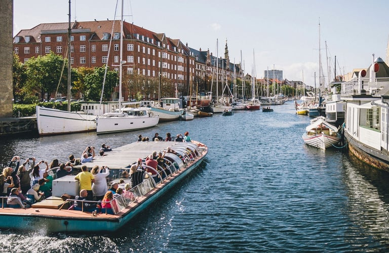 Kanalbåt på Christianhavns kanal - photocredi kristijan arsov