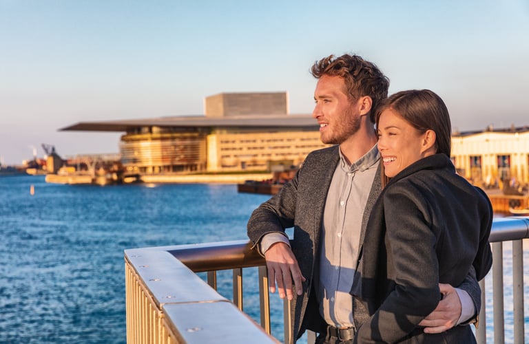 Par med Operaen i København i bakgrunnen