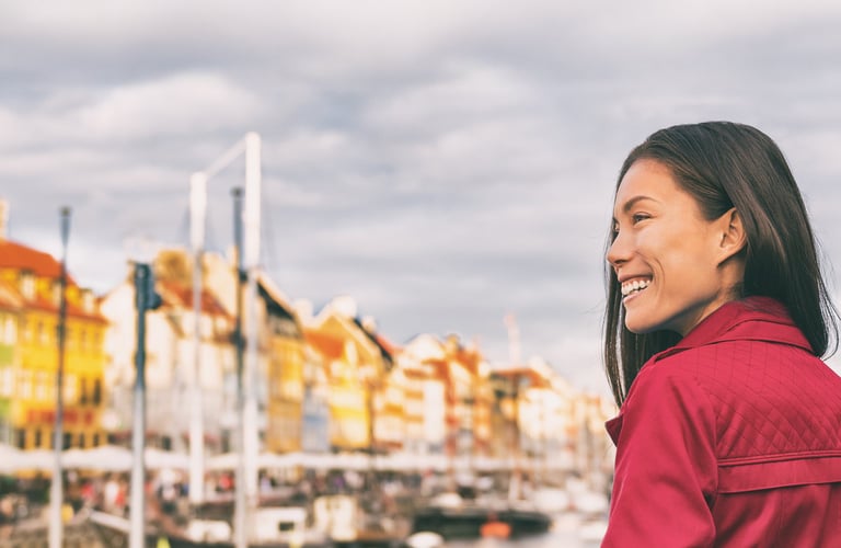 Dame ser utover Nyhavn