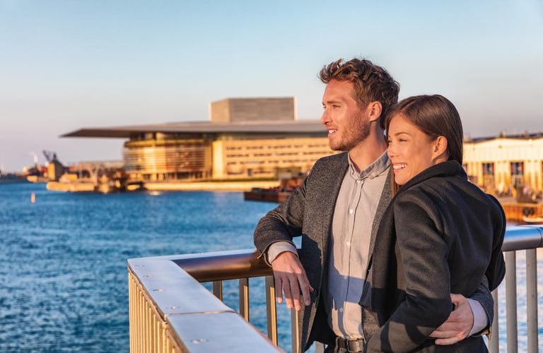 Par med Operaen i bakgrunnen