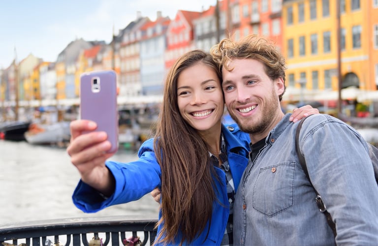 To mennesker som tar selfie forann Nyhavn