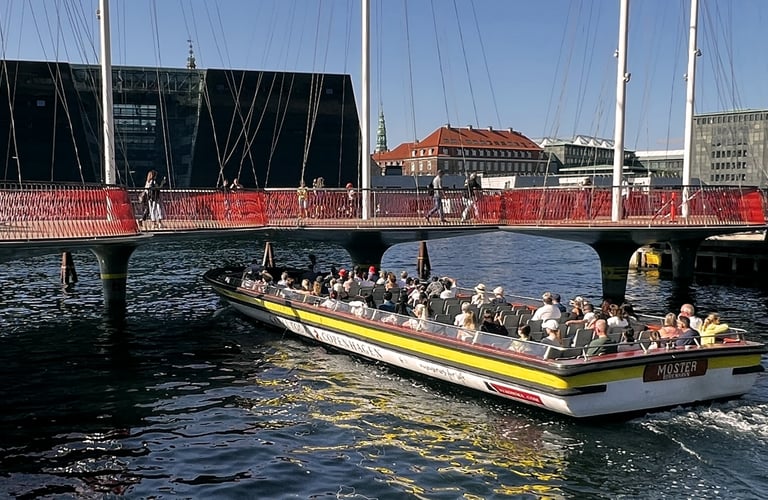 kanalbåt kjører under bro