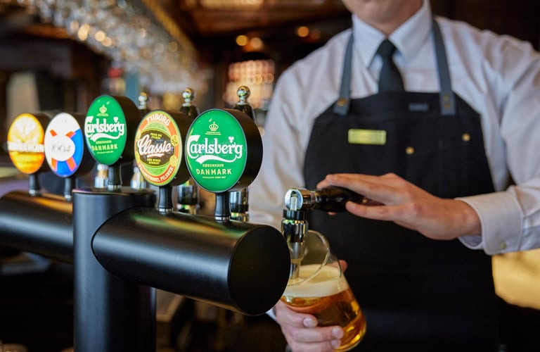 Bartender som skjenker fatøl.