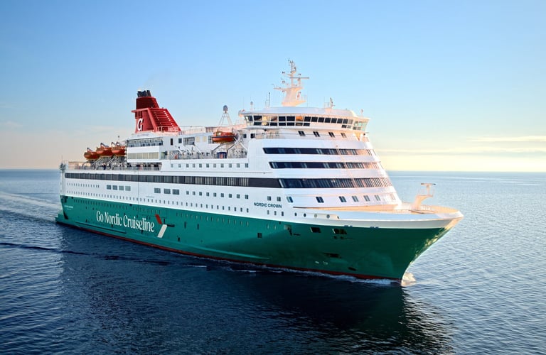 Ferge som seiler på havet.