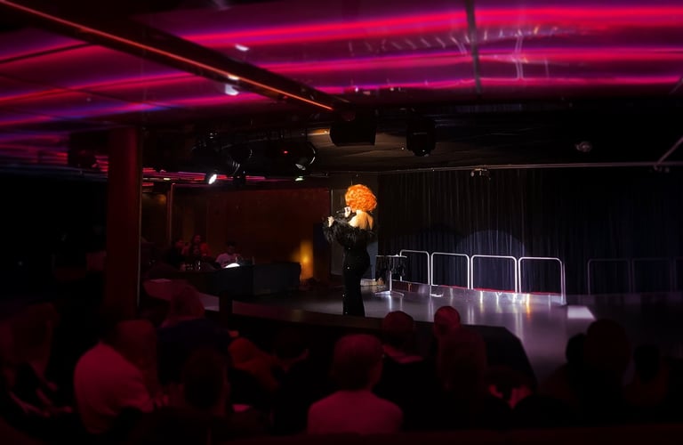Utøver med krøllete parykk på scenen.
