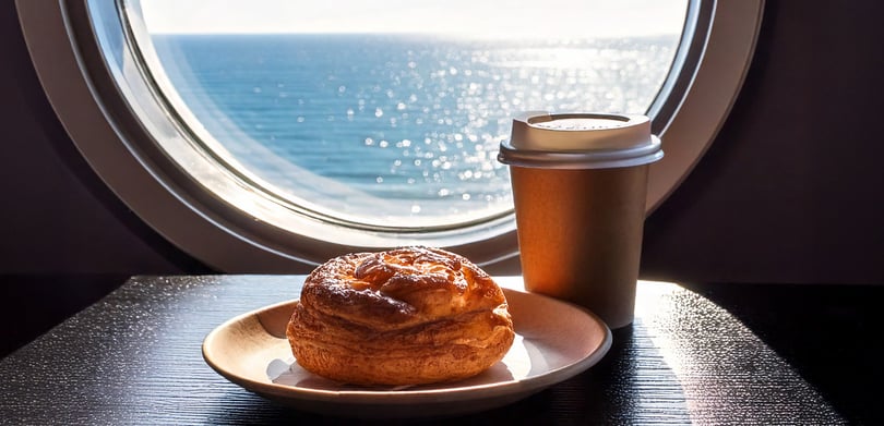 dansk wienerbrød og en kopp kaffe